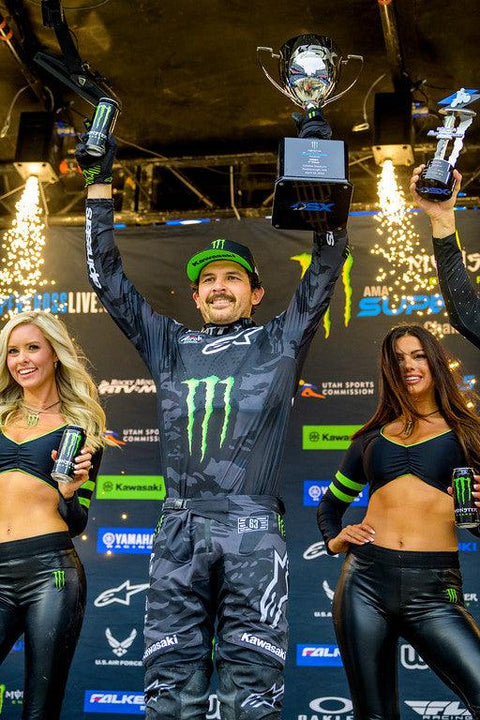 Jason Anderson trifft hintereinander AMA 450 Supercross-Hauptereignis gewinnt als Alpinestars Podium in Foxborough, Massachusetts