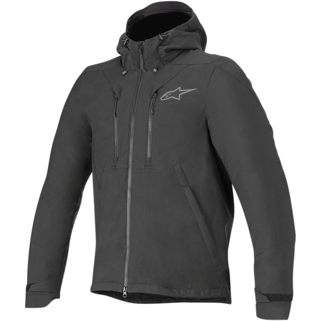Alpinestars Domino Tech Jacket, urban motorjas, zwart, voorzien van een vaste capuchon met trekkoorden, centrale ritssluiting aan de voorzijde, dubbele verticale borstzakken met rits en verstelbare manchetten, subtiel grijs Astar-logo op de linkerborst, technisch softshell-ontwerp voor op de weg