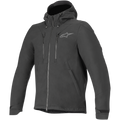 Alpinestars Domino Tech Jacket, urban motorjas, zwart, voorzien van een vaste capuchon met trekkoorden, centrale ritssluiting aan de voorzijde, dubbele verticale borstzakken met rits en verstelbare manchetten, subtiel grijs Astar-logo op de linkerborst, technisch softshell-ontwerp voor op de weg