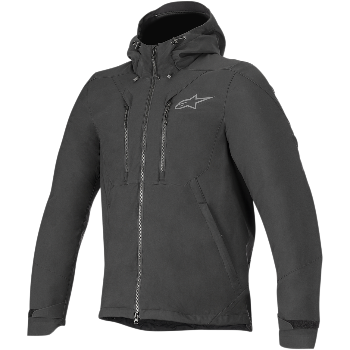 Alpinestars Domino Tech Jacket, urban motorjas, zwart, voorzien van een vaste capuchon met trekkoorden, centrale ritssluiting aan de voorzijde, dubbele verticale borstzakken met rits en verstelbare manchetten, subtiel grijs Astar-logo op de linkerborst, technisch softshell-ontwerp voor op de weg