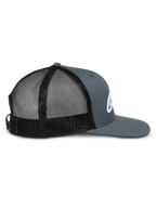 Alpinestars Corp Trucker pet, zijprofiel, grijze twill voorkant en klep met zwarte mesh achterkant, platte klep, gestructureerde kroon, wit geborduurd logo, casual motorsport hoofddeksel