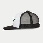 Alpinestars Corp Trucker pet, zijaanzicht, wit en zwart, rood 3D geborduurd logo aan de zijkant, zwarte mesh achterkant met een zwarte platte klep, gestructureerde kroon voor casual sportkleding
