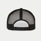 Alpinestars Corp Trucker pet, wit en zwart, achteraanzicht met zwarte ademende mesh-panelen, verstelbare snapback-sluiting, klein Alpinestars-logo op het achterlabel, casual motorsport-geïnspireerde hoofdbedekking