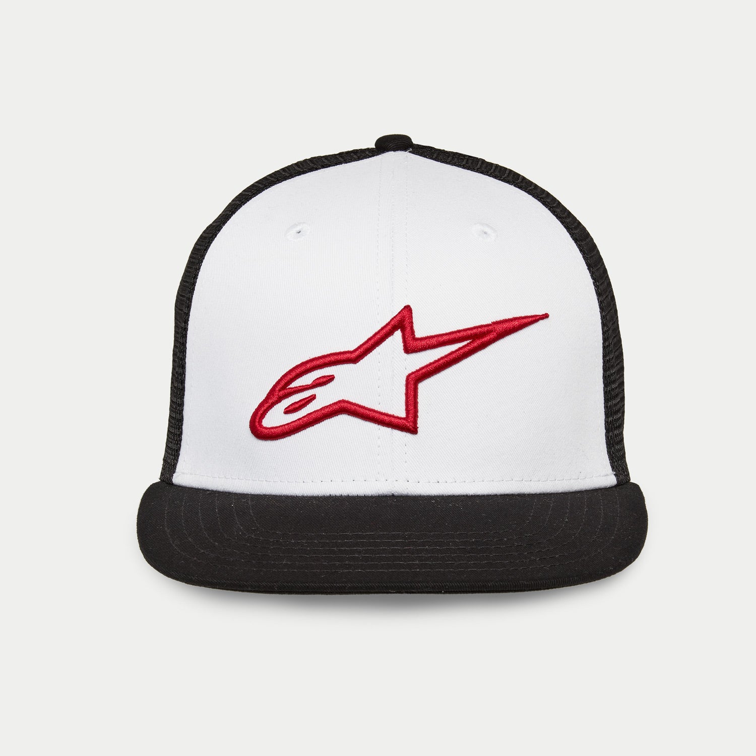Alpinestars Corp Trucker pet, trucker pet met platte klep en gestructureerde kroon, wit voorpaneel met zwarte mesh achterkant en zwarte klep, rood 3D geborduurd Alpinestars-logo, casual motorsport hoofdbedekking