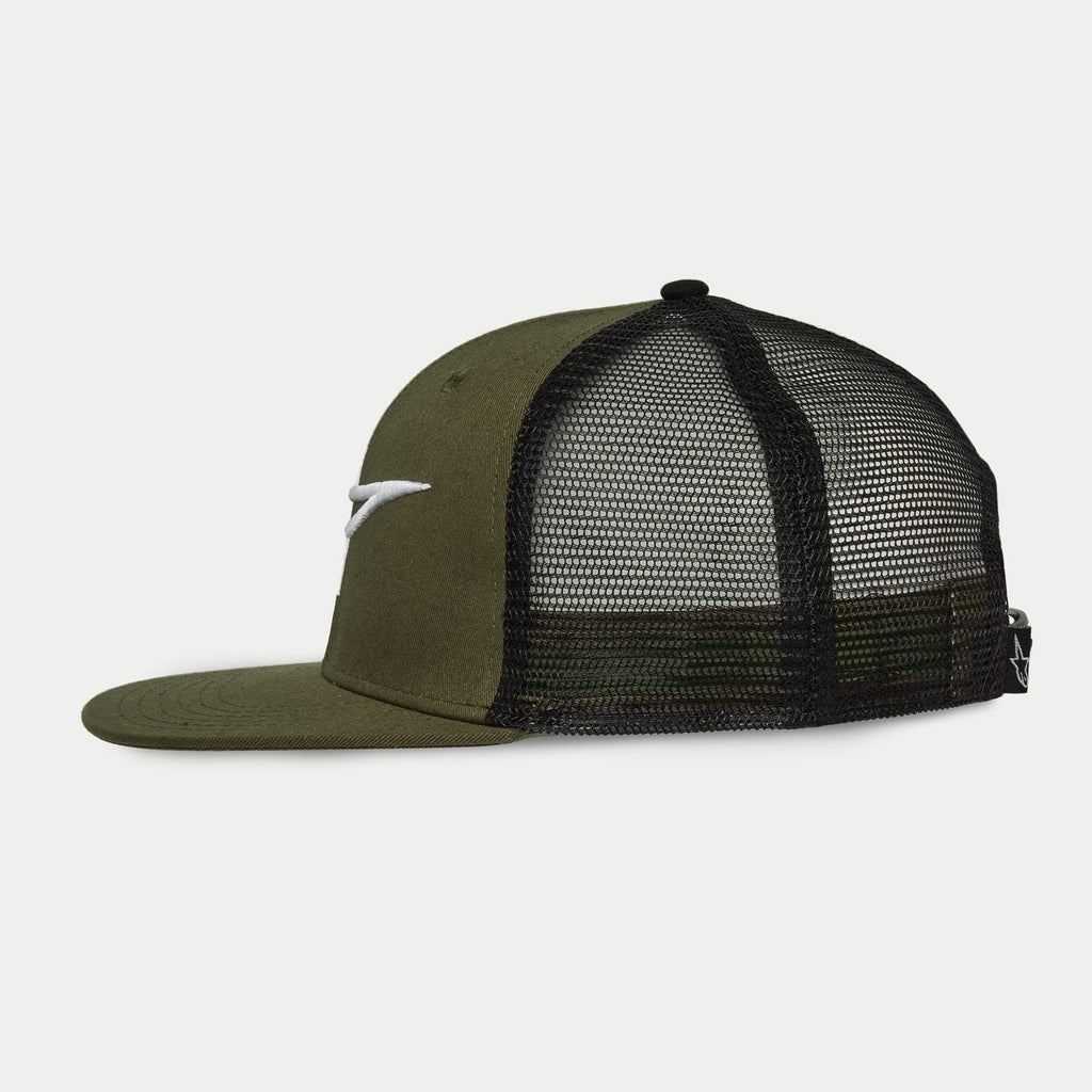 Alpinestars Corp Trucker pet in Military Black, zijprofiel, olijfgroene platte klep en gestructureerde kroon met wit 3D geborduurd logo, zwarte mesh achterpanelen voor ventilatie