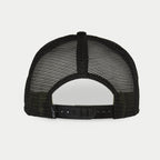 Alpinestars Corp Trucker pet, Military Black, achteraanzicht met zwarte mesh panelen en verstelbare snapback-sluiting, klein geweven logolabel, casual motorsport-geïnspireerde hoofdbedekking