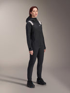 Veste de pluie Alpinestars Stella A-Dura pour femme, noir, membrane VTT imperméable 2,5 couches avec détails gris clair aux épaules, pantalon noir et chaussures de cyclisme assortis, portrait en studio pour équipement de cyclisme haute performance