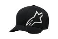 Alpinestars Corp Shift 2 pet met gebogen klep, zwarte baseballcap, groot wit geborduurd logo aan de linker voorzijde, gebogen klep, Flexfit sportswear hoofdbedekking