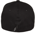 Alpinestars Corp Shift 2 pet met gebogen klep, zwart, achteraanzicht met klein wit Astars-logo op een diagonaal suède label, Flexfit casual motorsport-geïnspireerde hoofdbedekking