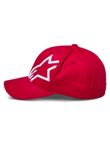 Casquette Alpinestars Corp Shift 2 à visière courbée, rouge, avec un logo Alpinestars blanc brodé en 3D sur le panneau gauche, vue de profil, couronne structurée avec visière courbée, couvre-chef décontracté inspiré du sport automobile