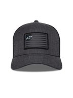 Casquette Snapback Flag Alpinestars, gris anthracite chiné et noir, vue de face avec couronne structurée et visière courbée, patch rectangulaire style drapeau avec logo Alpinestars et rayures, streetwear décontracté motorsport