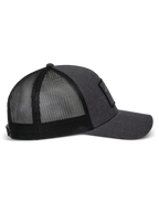 Casquette Snapback Flag Alpinestars en gris anthracite chiné noir, vue de profil montrant la visière courbée, le panneau avant en sergé structuré avec un patch merrow et l'arrière en maille polyester respirante