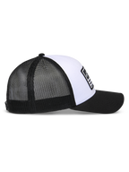 Casquette Snapback Flag Alpinestars, blanc et noir, vue de profil, couronne blanche structurée avec visière courbée noire, empiècements arrière en maille noire respirante, couvre-chef décontracté d'inspiration sport automobile