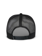 Casquette Snapback Flag Alpinestars, blanc et noir, vue arrière montrant les panneaux en maille noire et la fermeture snapback réglable, accessoire de sport mécanique décontracté