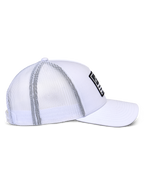Casquette Snapback Flag Alpinestars, casquette de style trucker, blanche, profil latéral montrant l'avant en sergé blanc et l'arrière en maille respirante, visière courbée, patch merrow noir avec logo blanc, couvre-chef décontracté pour sports mécaniques