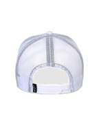 Casquette Snapback Flag d'Alpinestars, blanche, vue arrière avec panneaux en maille blanche respirante, fermeture snapback réglable et petite étiquette noire avec logo, design de casquette trucker classique.