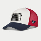 Alpinestars Flag Snapback Cap, Weiß, Navyblau und Rot, Trucker-Cap mit gebogenem navyblauen Schirm, weißem strukturierten Frontpanel mit Flaggen-Aufnäher und roter Mesh-Rückseite, lässige Motorsport-Kopfbedeckung