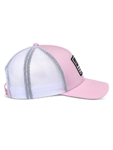 Casquette Snapback Alpinestars Flag, rose et blanc, vue de profil montrant l'avant en sergé rose et l'arrière en maille blanche, visière courbée, couronne structurée, patch noir avec détails blancs et roses, couvre-chef décontracté d'inspiration sport mécanique
