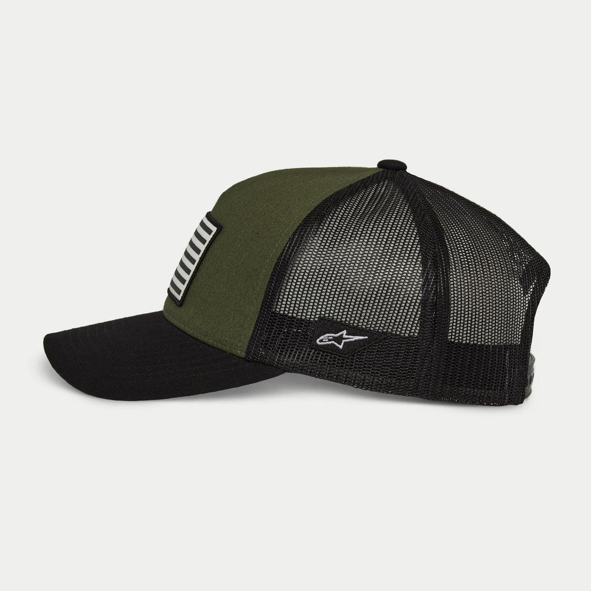Alpinestars Flag Snapback Mütze in Military Black, Seitenansicht, olivgrünes Frontpanel mit schwarzem gebogenem Schirm und schwarzer Mesh-Rückseite, weiß gesticktes Logo an der Seite, lässige vom Motorsport inspirierte Kopfbedeckung