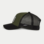 Alpinestars Flag Snapback pet in Military Black, zijaanzicht, olijfgroen voorpaneel met zwarte gebogen klep en zwarte mesh achterkant, wit geborduurd logo aan de zijkant, casual motorsport-geïnspireerde pet