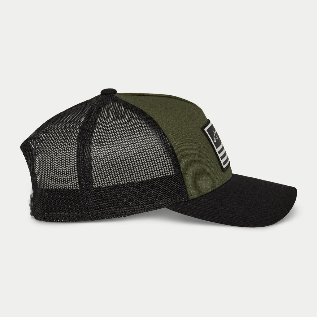 Alpinestars Flag Snapback pet, legergroen en zwart, zijprofiel met gebogen klep en zwarte mesh achterpanelen, rechthoekige patch aan de voorzijde met wit logo en strepen, casual motorsport-geïnspireerde hoofdbedekking