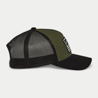 Alpinestars Flag Snapback pet, legergroen en zwart, zijprofiel met gebogen klep en zwarte mesh achterpanelen, rechthoekige patch aan de voorzijde met wit logo en strepen, casual motorsport-geïnspireerde hoofdbedekking