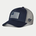 Casquette Snapback Flag Alpinestars, bleu marine et gris, visière courbée avec couronne structurée, patch drapeau imprimé à l'avant et logo brodé sur le côté, arrière en maille pour la respirabilité, couvre-chef décontracté inspiré du sport automobile