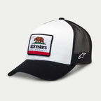 Alpinestars Cali 2.0 pet, trucker pet, wit en zwart, voorzien van een geweven California beer patch met Alpinestars branding, gestructureerde kroon, zwarte gebogen klep en mesh achterzijde, casual motorsport hoofdbedekking