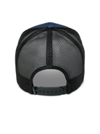 Casquette Alpinestars Cali 2.0, bleu marine et noir, vue arrière montrant le dos en maille polyester respirante, fermeture snapback noire réglable et petite étiquette logo, design de casquette trucker décontractée