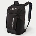 Alpinestars Defcon V2 Rugzak, dagrugzak, zwart, met wit geprint logo en verticale Alpinestars branding, voorvak met rits, zijvakken van gaas en gewatteerde airmesh schouderbanden, duurzame 600D polyester constructie