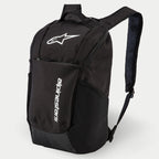 Alpinestars Defcon V2 Rugzak, dagrugzak, zwart, met wit geprint logo en verticale Alpinestars branding, voorvak met rits, zijvakken van gaas en gewatteerde airmesh schouderbanden, duurzame 600D polyester constructie