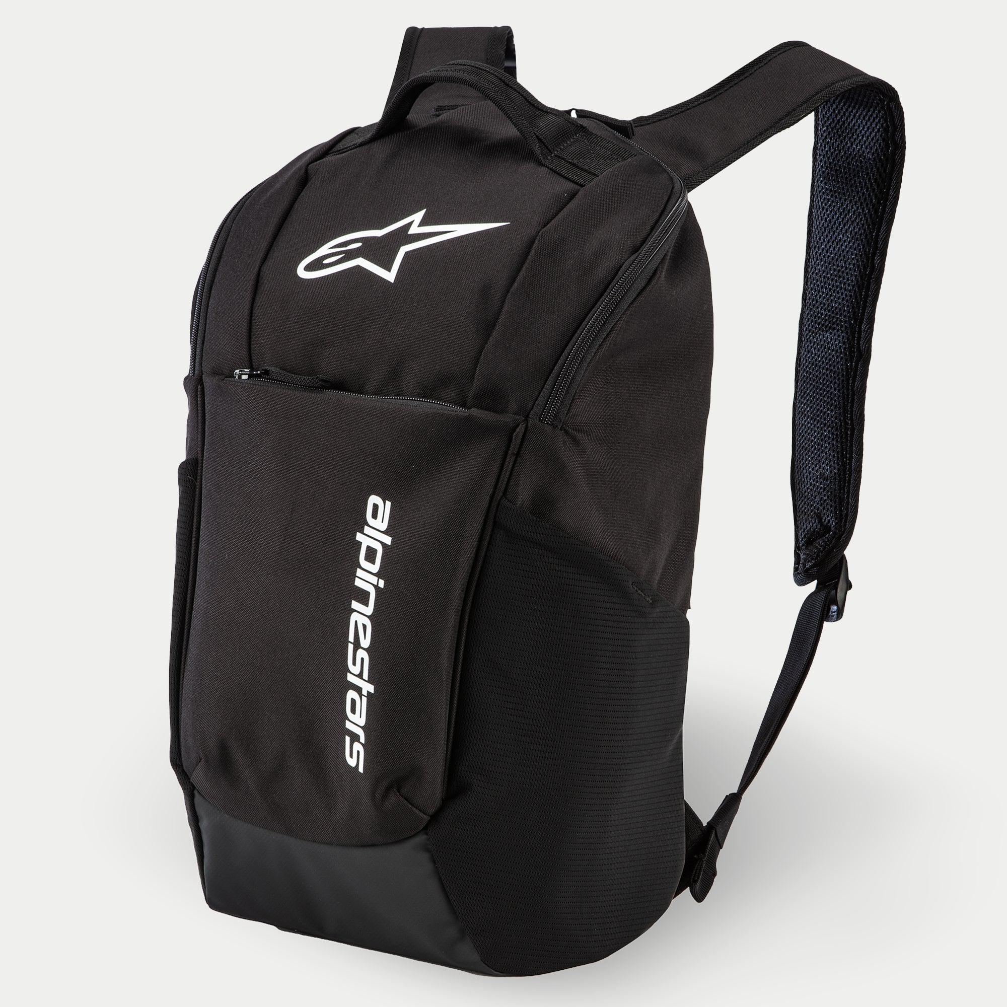 Alpinestars Defcon V2 Rucksack, Tagesrucksack, Schwarz, mit weiß aufgedrucktem Logo und vertikalem Alpinestars-Schriftzug, Fronttasche mit Reißverschluss, seitlichen Netztaschen und gepolsterten Airmesh-Schultergurten, strapazierfähige 600D Polyester-Konstruktion