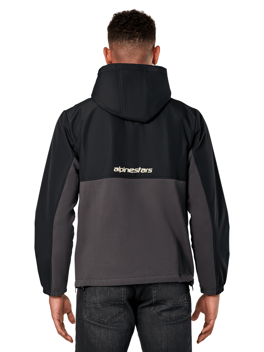 Alpinestars Juncture Hybrid jas, achteraanzicht, zwart en gunmetal, casual sportswear anorak met een mix van materialen, ripstop bovenzijde en canvas fleece onderzijde, Alpinestars-logo op de rug, gedragen met een donkere broek