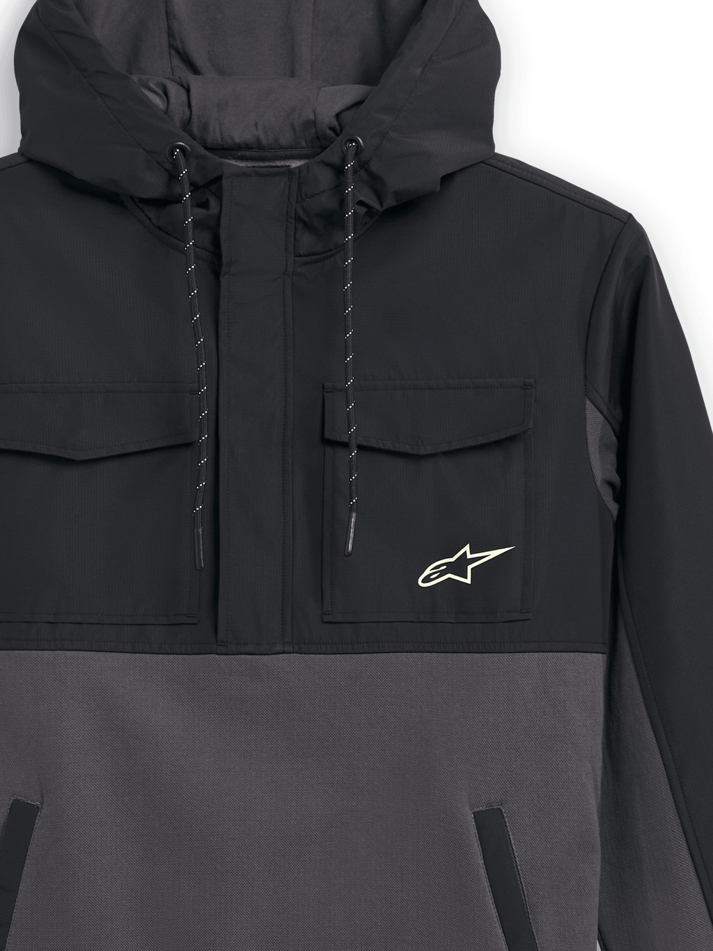 Alpinestars Juncture Hybrid Jas, zwart en gunmetal, detailopname van de voorkant, mix materiaal anorak met ripstop borstzakken en canvas fleece body, Alpinestars ster-logo op de borst, capuchon met trekkoord, casual motorsport streetwear