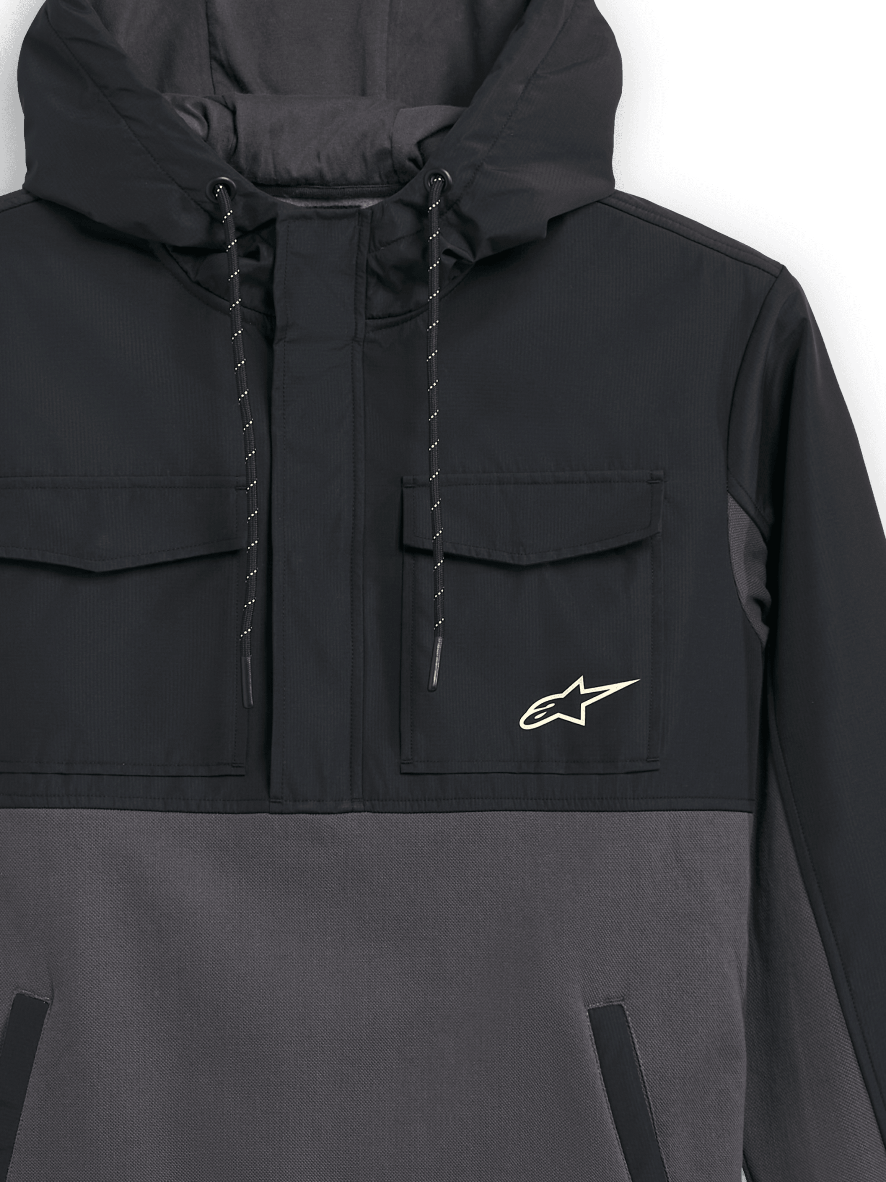 Alpinestars Juncture Hybrid Jas, zwart en gunmetal, detailopname van de voorkant, mix materiaal anorak met ripstop borstzakken en canvas fleece body, Alpinestars ster-logo op de borst, capuchon met trekkoord, casual motorsport streetwear