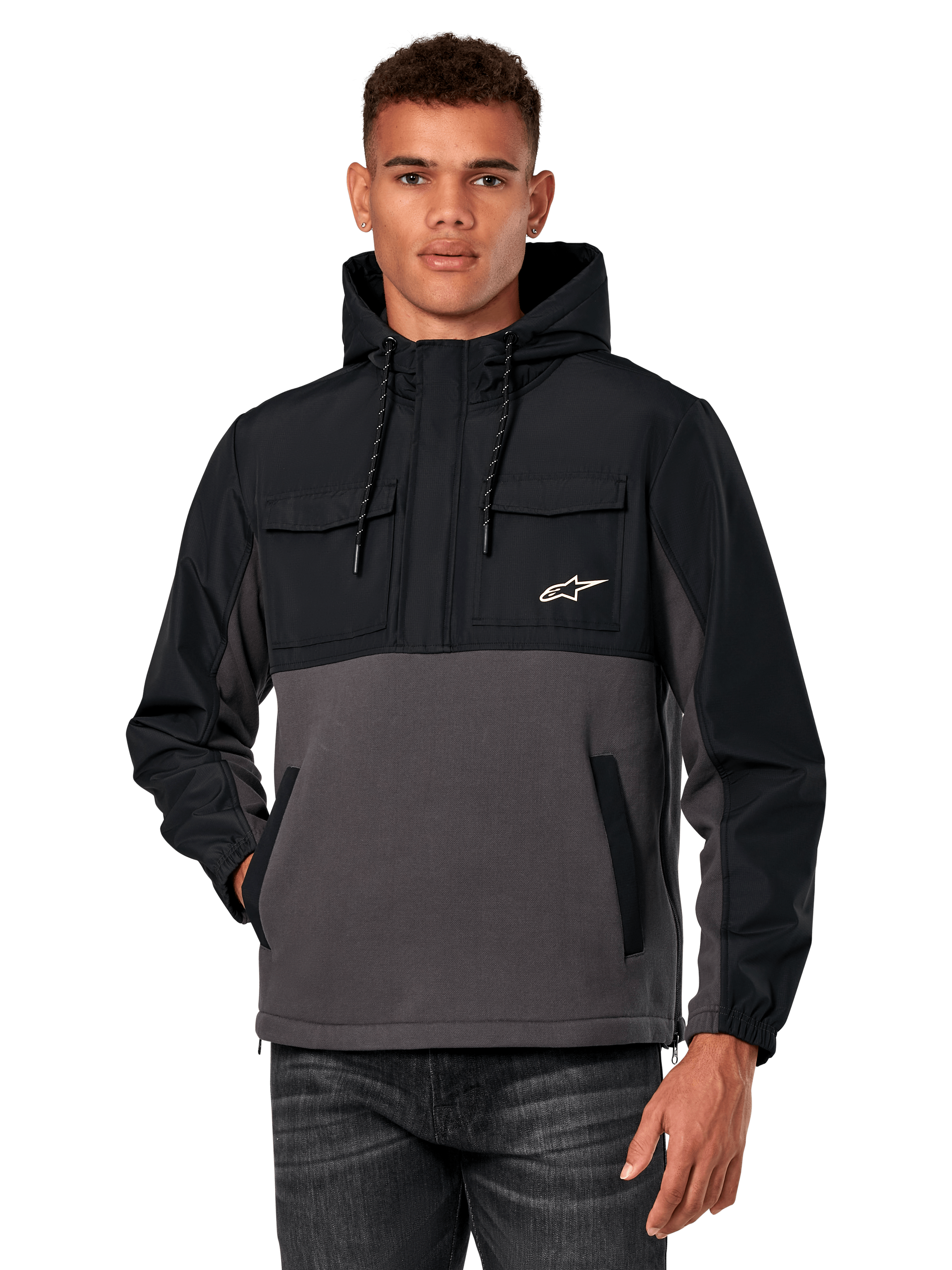 Alpinestars Juncture Hybrid Jacket, anorak hoodie voor heren, zwart en donkergrijs, tweekleurig ontwerp met ripstop-overlays en canvas fleece, borstzakken met een wit ster-logo en capuchon met trekkoord, casual streetwear geïnspireerd op de motorsport