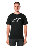 Alpinestars Ageless 2.0 CSF T-shirt, zwart T-shirt met korte mouwen, wit Alpinestars sterlogo, gedragen door model met donkere jeans, casual motorsport streetwear
