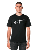 Alpinestars Ageless 2.0 CSF T-shirt, zwart T-shirt met korte mouwen, wit Alpinestars sterlogo, gedragen door model met donkere jeans, casual motorsport streetwear