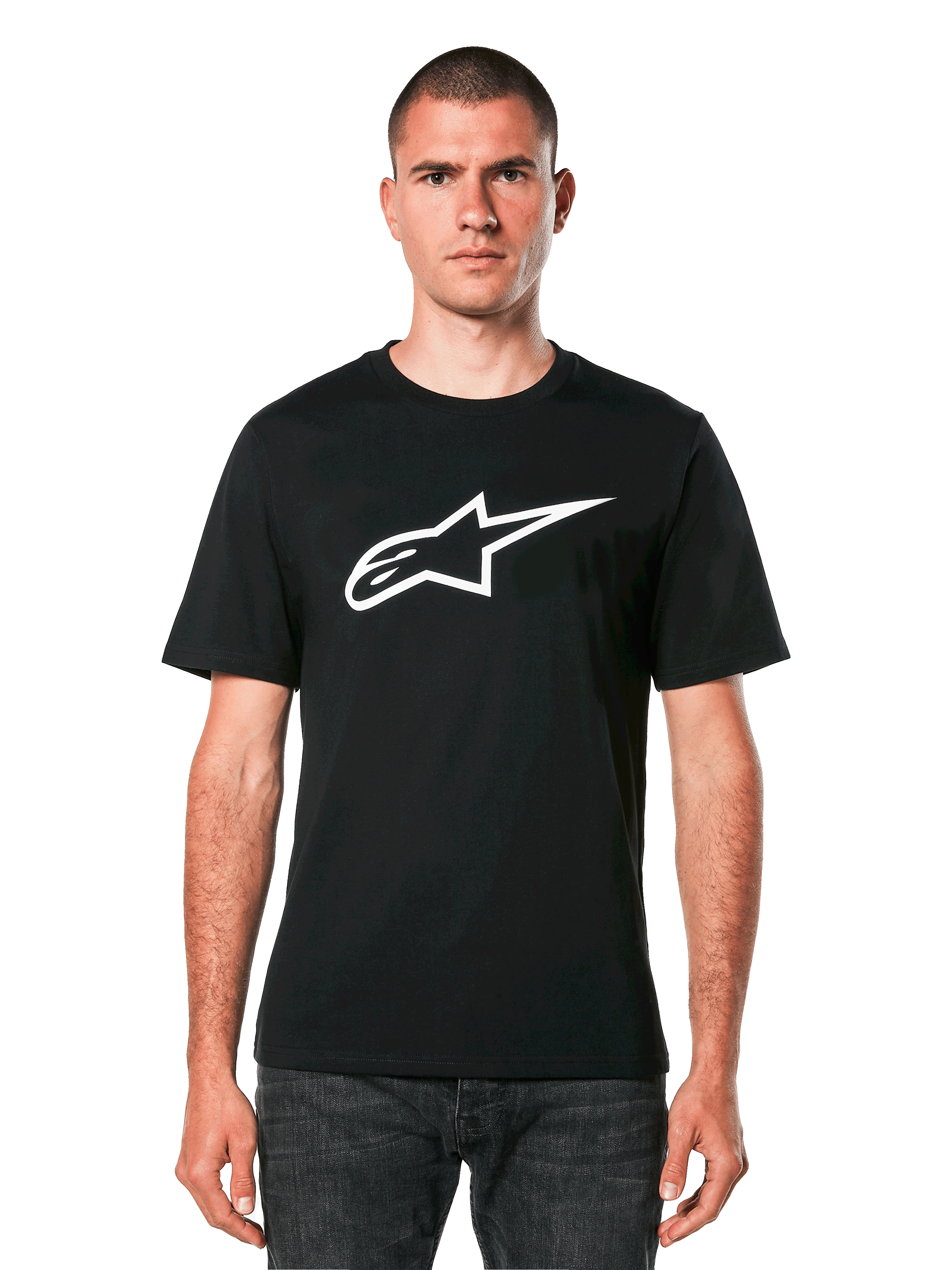 Alpinestars Ageless 2.0 CSF Tee, t-shirt noir à manches courtes, logo étoile Alpinestars blanc, porté par un mannequin avec un jean foncé, style streetwear décontracté motorsport