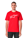Alpinestars Ageless 2.0 CSF Tee, rood T-shirt met korte mouwen en wit sterlogo, casual motorsportkleding, ronde hals, vooraanzicht op model