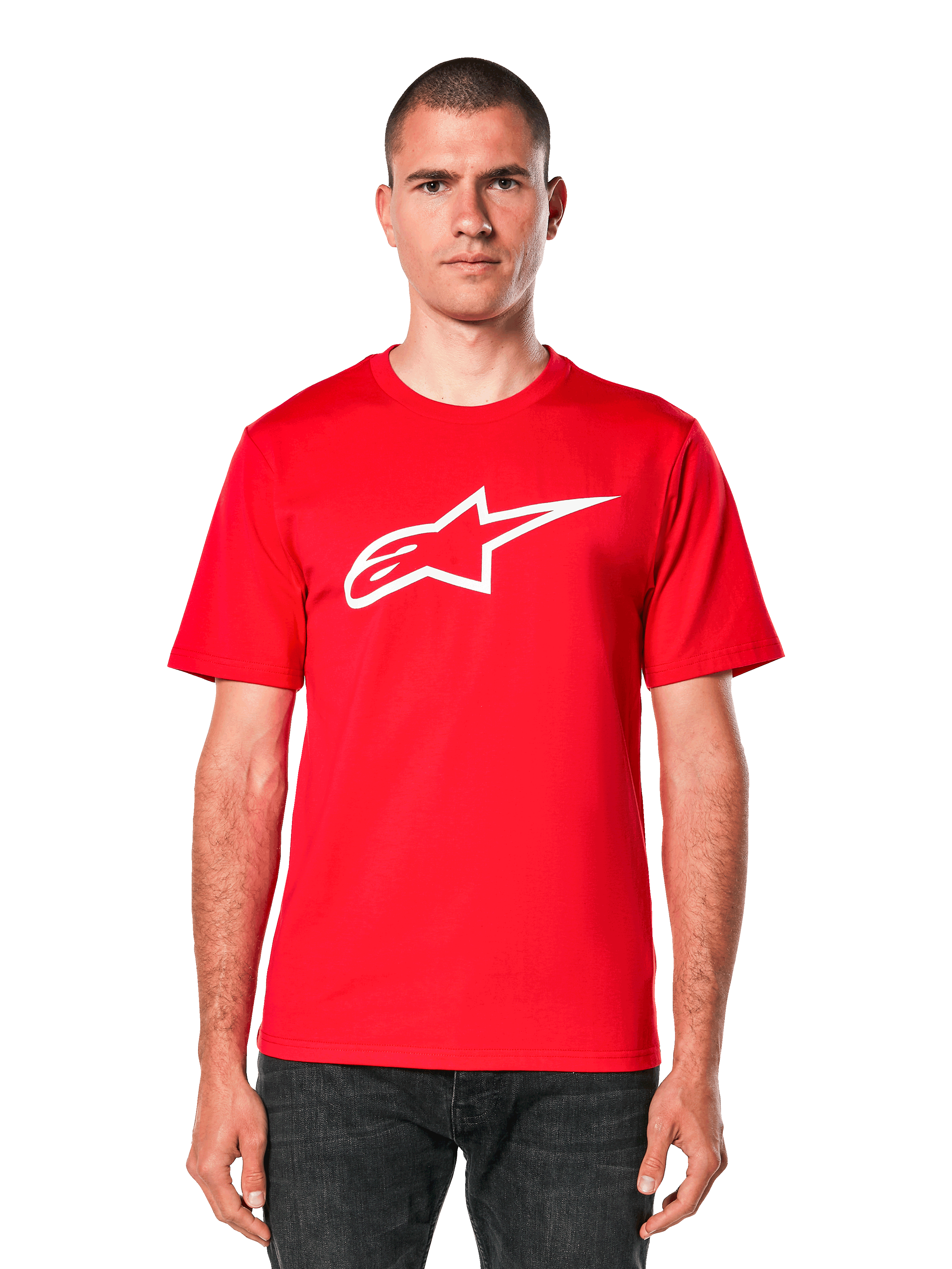 Alpinestars Ageless 2.0 CSF Tee, t-shirt rouge à manches courtes avec logo étoile blanc, vêtement de sport automobile décontracté, col rond, vue de face sur modèle