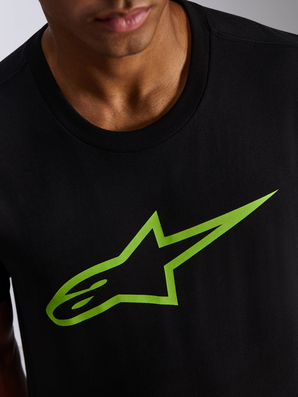 Alpinestars Ageless 2.0 CSF Tee, T-shirt met korte mouwen, zwart met felgroen sterlogo, close-up van borstprint en halslijn, casual motorsport streetwear