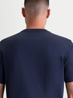Alpinestars Ageless 2.0 CSF t-shirt, marineblauw sportswear t-shirt, unisex casual kleding, achteraanzicht op model toont de snij-en-naaipasvorm en premium katoen-polyester mix.