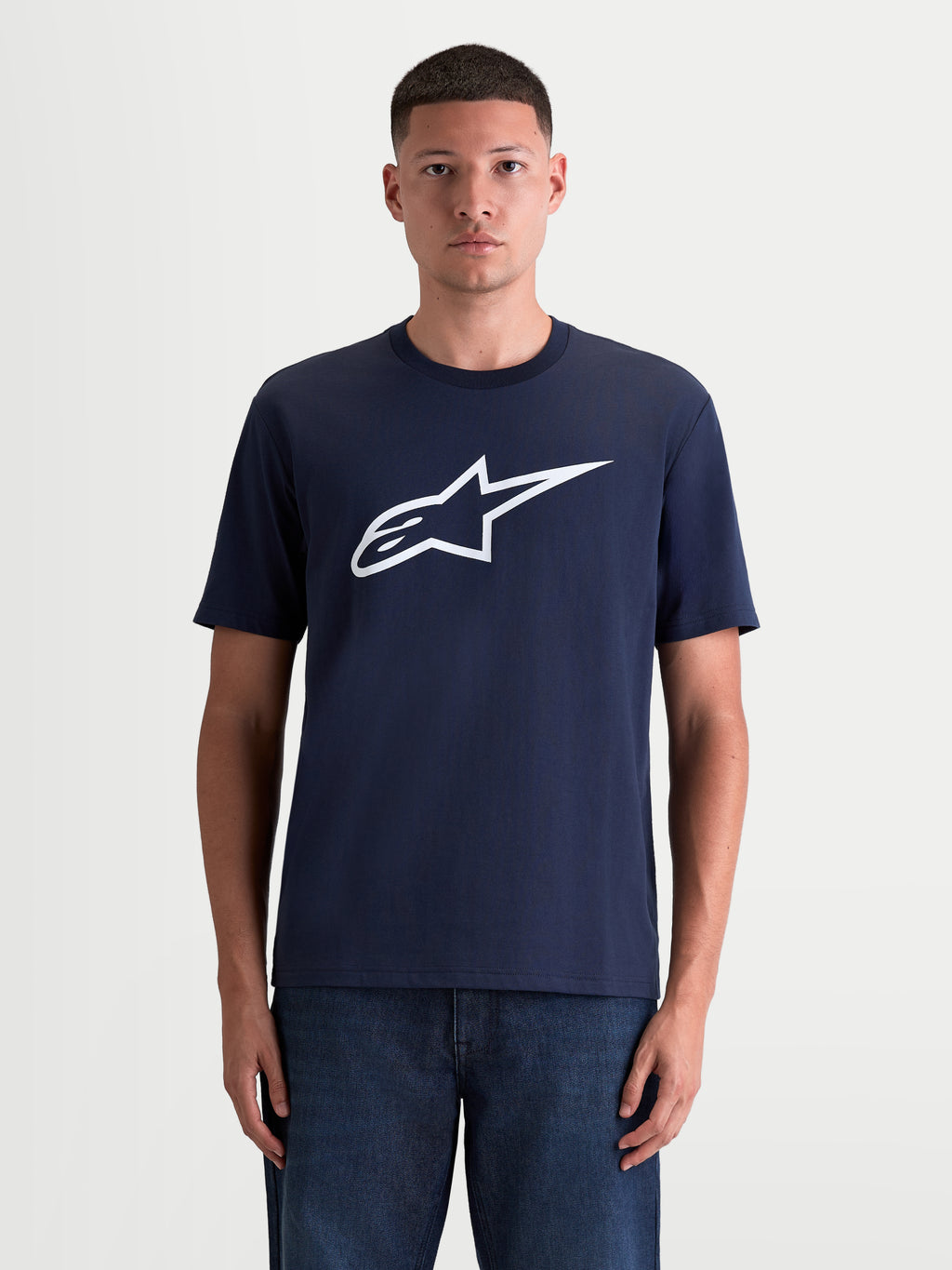 Alpinestars Ageless 2.0 CSF t-shirt, sportswear t-shirt met korte mouwen, blauw en wit, premium katoen-polyester mix met een zachte logoprint op de borst, vooraanzicht op model.