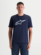 Alpinestars Ageless 2.0 CSF t-shirt, sportswear t-shirt met korte mouwen, blauw en wit, premium katoen-polyester mix met een zachte logoprint op de borst, vooraanzicht op model.