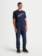 Alpinestars Ageless 2.0 CSF T-Shirt, casual sportswear t-shirt met korte mouwen voor dagelijks gebruik, marineblauw met een groot wit Alpinestars-logo op de borst, premium katoen-polyestermix met een cut-and-sew pasvorm, volledig aanzicht op model.