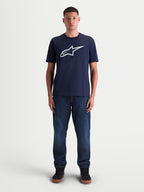 Alpinestars Ageless 2.0 CSF T-shirt, casual sportswear shirt met korte mouwen voor heren, marineblauw met een groot wit Ageless-logo op de borst, gemaakt van een zachte katoen-polyester mix, comfortabele pasvorm voor dagelijks gebruik.