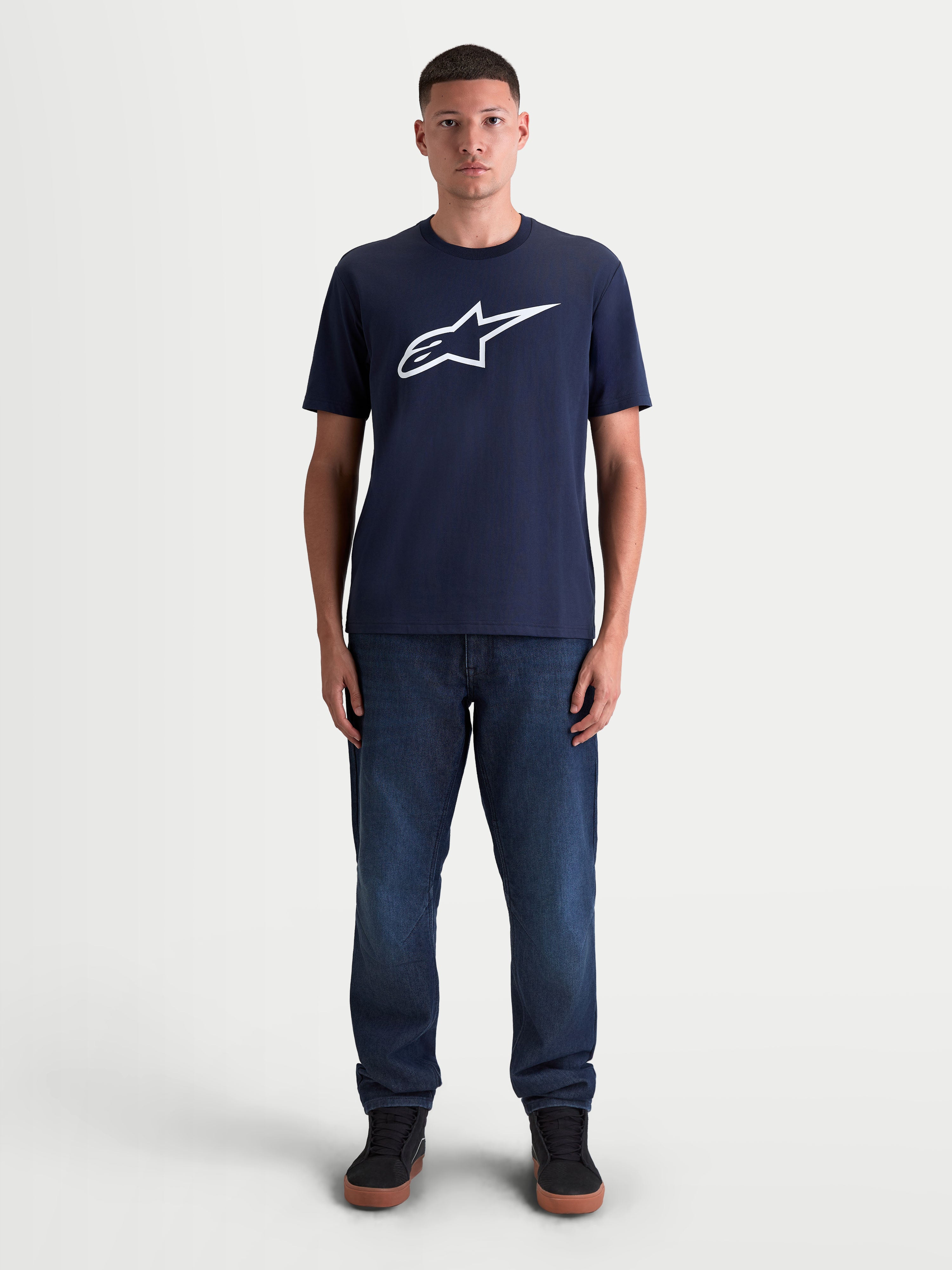 Alpinestars Ageless 2.0 CSF T-shirt, casual sportswear shirt met korte mouwen voor heren, marineblauw met een groot wit Ageless-logo op de borst, gemaakt van een zachte katoen-polyester mix, comfortabele pasvorm voor dagelijks gebruik.