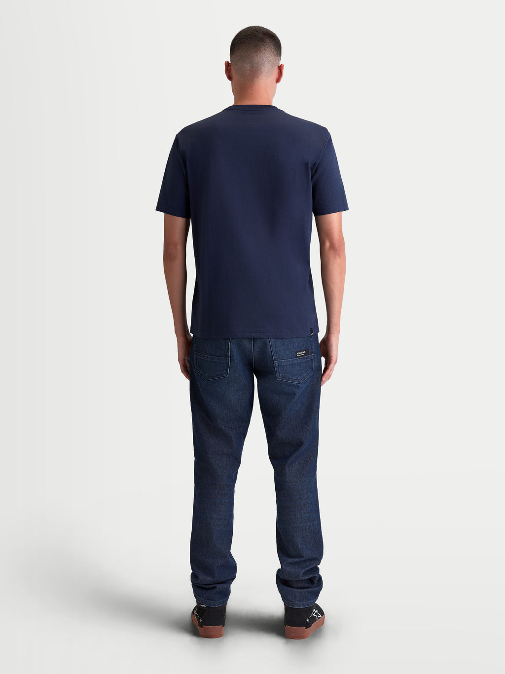 Alpinestars Ageless 2.0 CSF t-shirt, heren-sport-t-shirt met korte mouwen, marineblauw, achteraanzicht op model met de gestructureerde cut-and-sew pasvorm en premium katoen-polyester-blend voor dagelijkse casual wear.