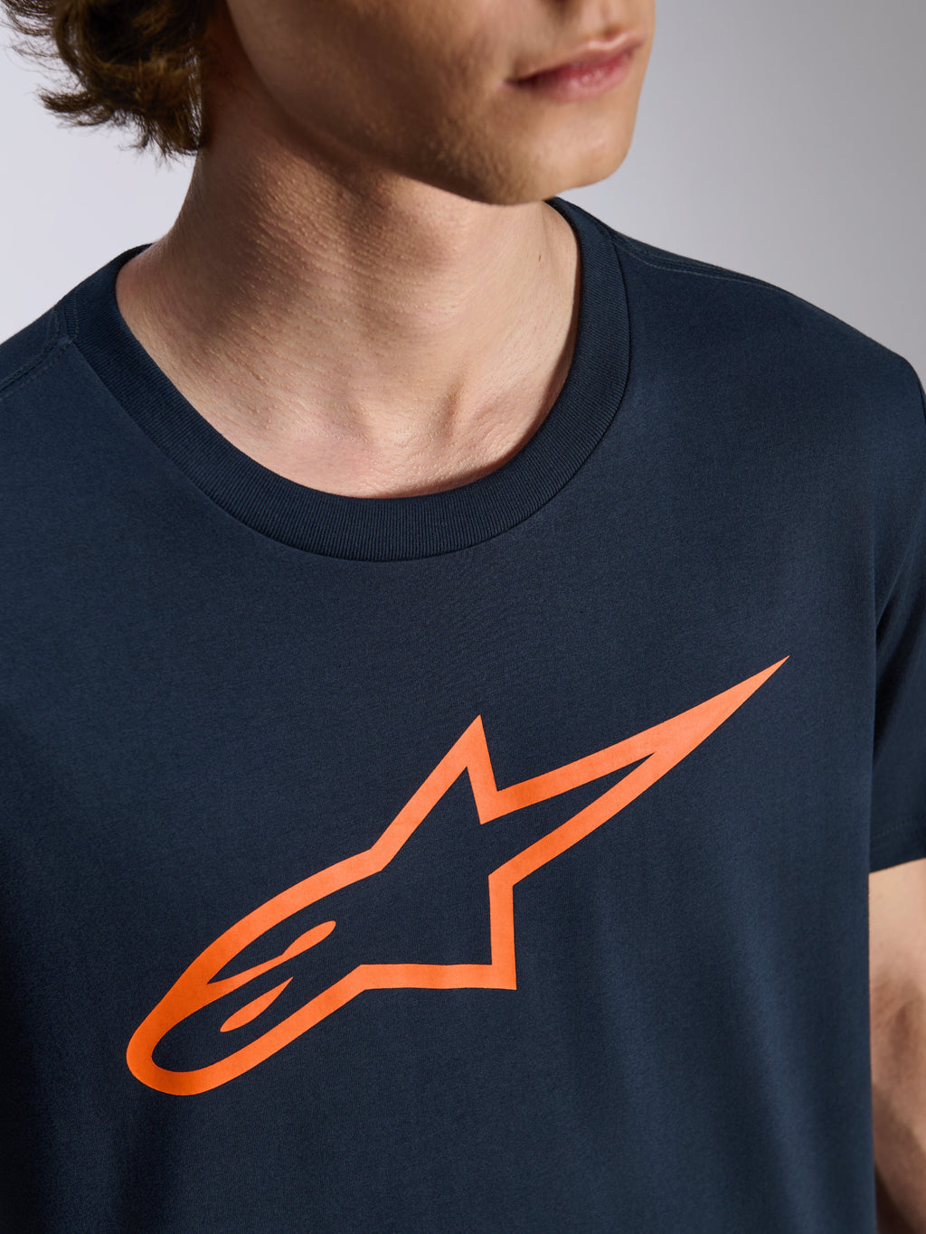 Alpinestars Ageless 2.0 CSF Tee, t-shirt à manches courtes, bleu marine avec logo Alpinestars orange, vêtement streetwear décontracté motorsport